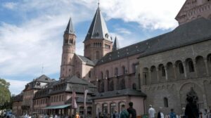 Vollsperrung in der straße backhaushohl in mainz-bretzenheim