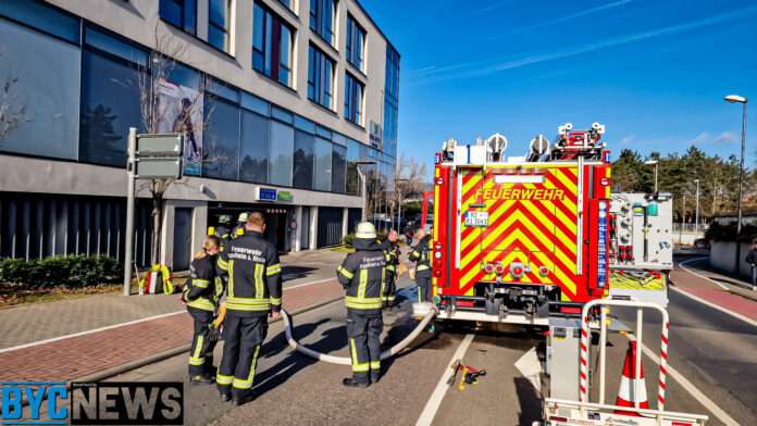 Evakuierung: Feuerwehreinsatz am Einkaufszentrum 'Neue Mitte' in Ingelheim | Foto: Thorsten Lüttringhaus