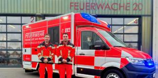 Benjamin Naß (Notfallsanitäter) und Julian Knopp (Rettungssanitäter) von der Berufsfeuerwehr Frankfurt besetzen den Rettungswagen heute. © Feuerwehr Frankfurt