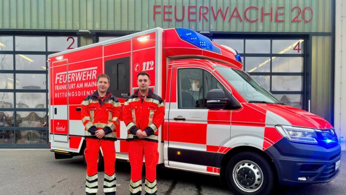 Benjamin Naß (Notfallsanitäter) und Julian Knopp (Rettungssanitäter) von der Berufsfeuerwehr Frankfurt besetzen den Rettungswagen heute. © Feuerwehr Frankfurt