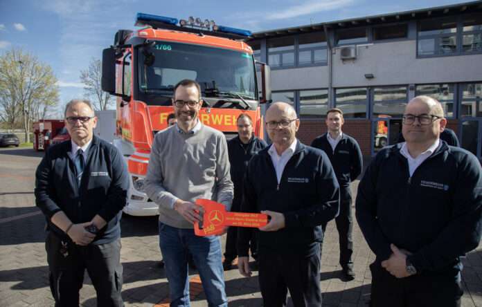 Übergabe eines Wechselladerfahrzeugs mit Herrn Kraft in der Feuerwache