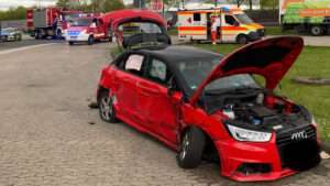 Schwerer crash auf autobahn a61: pkw und lkw stoßen bei stromberg zusammen