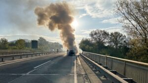 Kreis bad kreuznach: opel geht auf der b41 bei rüdesheim in flammen auf