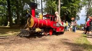 Alzey: bimmelbahn dreht auf dem spiel- und freizeitgelände wieder ihre runden 1