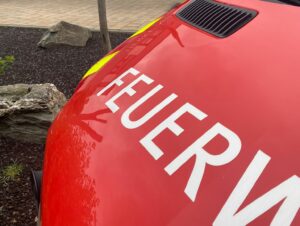 Feuerwehr mainz transportiert falken nach gießen