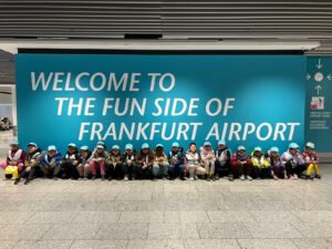 Hochheimer schulkinder der pusteblume besuchen den frankfurter flughafen