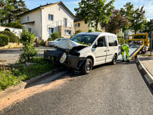 Totalschaden nach verkehrsunfall in partenheim: fahrer verliert kontrolle