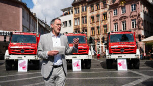 Mainz: neue tanklöschfahrzeuge zur waldbrandbekämpfung in rheinland-pfalz übergeben