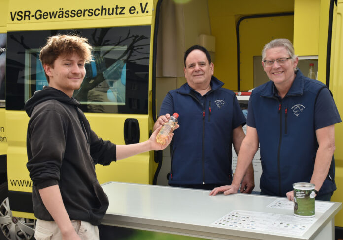 Ehrenamtler Frank Sombrowski (mitte) und Matthias Ahlbrecht (rec