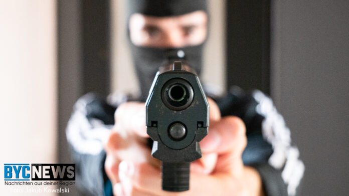 Mann mit Schusswaffe