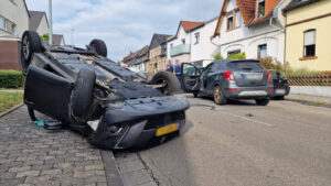 Verkehrsunfall in mainz-mombach: straße nach fahrzeugüberschlag gesperrt