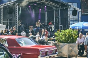 Großes us-car treffen mit händlermeile und live-musik Großes us-car treffen mit händlermeile und live-musik