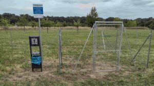 Temporäre hundewiese bei königstädten eingerichtet 1