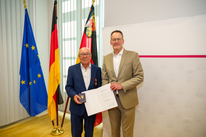 224 - PM - Ebling überreicht Landesverdienstmedaille an Magnus Schneider