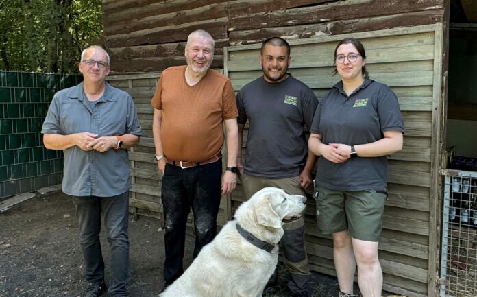 MdB Dr. Joe Weingarten mit der Tierheimleitung Mona Speicher und Maurice Rehm, dem 2. Vorsitzenden des Tierschutzvereins Jens Strube und Mischlingshund „Knut“, der auch noch ein neues Zuhause sucht.