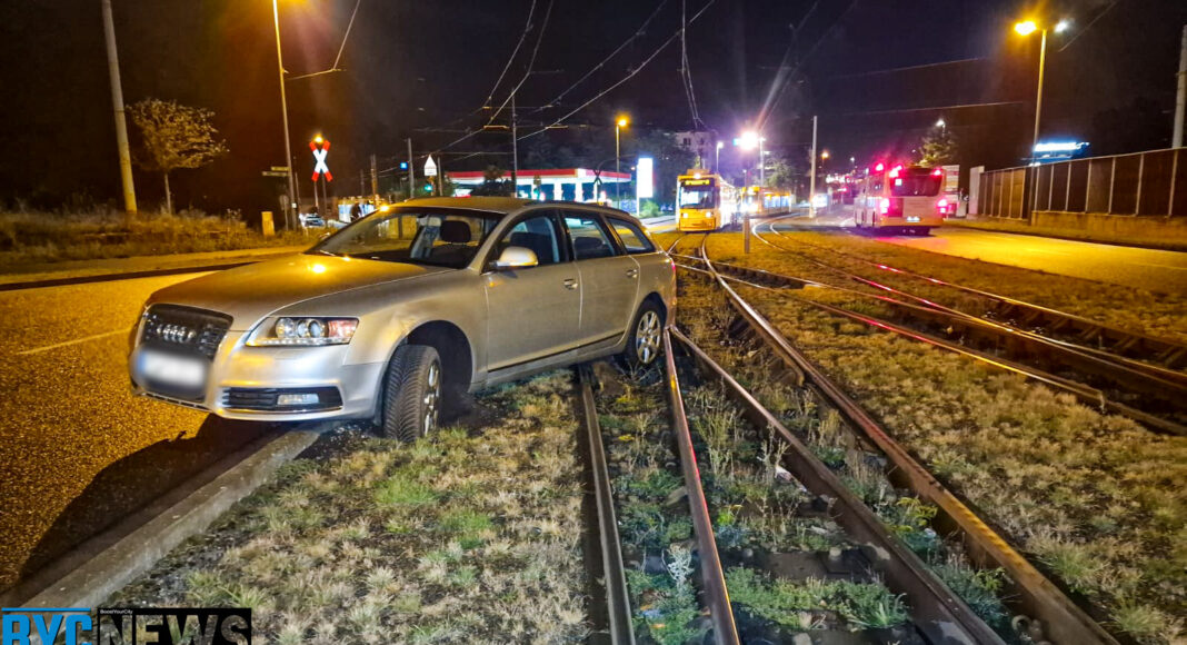 Mainz: Verkehrsunfall auf der Geschwister-Scholl-Straße blockiert Bahnverkehr | Foto: Thorsten Lüttringhaus