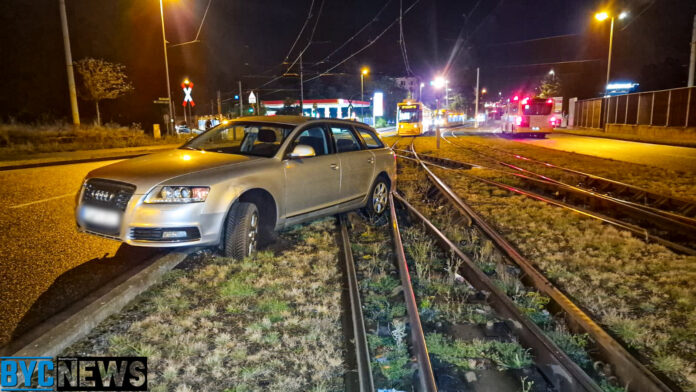 Mainz: Verkehrsunfall auf der Geschwister-Scholl-Straße blockiert Bahnverkehr | Foto: Thorsten Lüttringhaus