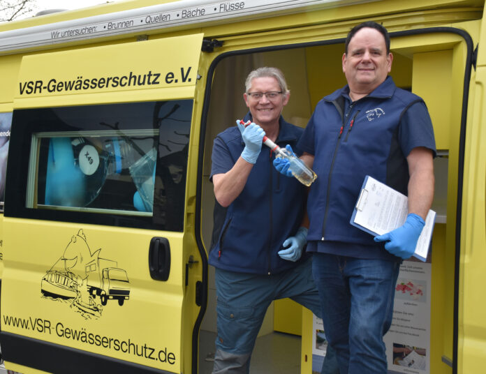 Dr. Matthias Ahlbrecht (linke Person) und Ehrenamtler Frank Somb