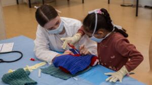 Mainz: teddyklinik in der johannes gutenberg-universität nimmt kindern die angst vorm arzt