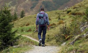 Abenteuer outdoor: 7 dinge, die beim wandern und campen ins gepäck gehören Wandern, spazieren gehen,