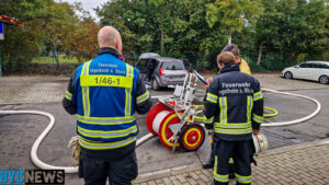 Feuerwehreinsatz in ingelheim: pkw-brand und straßensperrung Feuerwehreinsatz in ingelheim: pkw-brand und straßensperrung