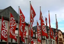 Photovoltaik in Mainz: Förderprogramm stößt auf hohe Nachfrage Mainz Fahnen Symbolbild