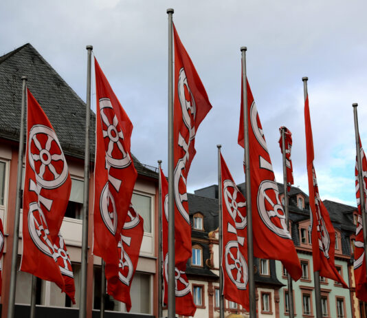 Mainz Fahnen Symbolbild
