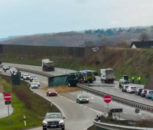 Vollsperrung nach lkw-unfall bei bad kreuznach