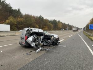 Schwere unfälle auf der autobahn forderten einsatzkräfte