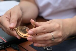 Kostenfreie antiquitätenschätzung beim weihnachtsmarkt im autocenter heinz