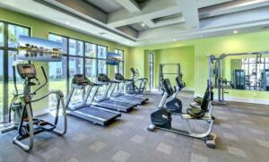 Abnehmen in den wechseljahren: frauen fitnessstudio vs intervallfasten und krafttraining