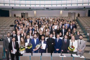 Medizinstudenten an der uni mainz erhalten ihre examensurkunden