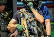 Mann bedroht Gäste mit Messer und echter Handgranate in Bielefeld Symbolbild SEK Beamter - BYC-News