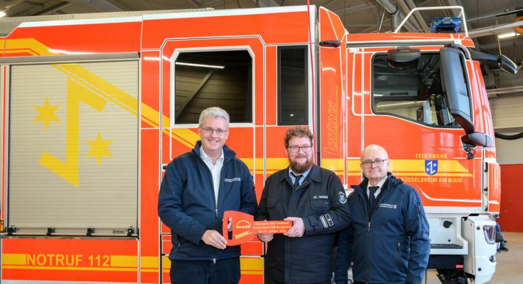 Oberbürgermeister Patrick Burghardt, Wehrführer Stefan Wagner und Feuerwehrchef Jörg Wintermeyer | Quelle: Stadt Rüsselsheim am Main, Fotografin: Isabella Groth