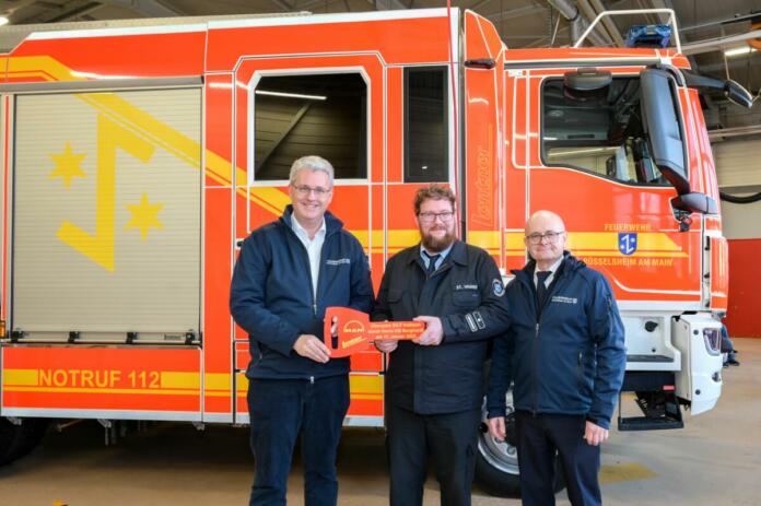 Oberbürgermeister Patrick Burghardt, Wehrführer Stefan Wagner und Feuerwehrchef Jörg Wintermeyer | Quelle: Stadt Rüsselsheim am Main, Fotografin: Isabella Groth Oberbürgermeister Patrick Burghardt, Wehrführer Stefan Wagner und Feuerwehrchef Jörg Wintermeyer | Quelle: Stadt Rüsselsheim am Main, Fotografin: Isabella Groth