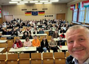 Schüler der bbs bad kreuznach im dialog mit dr. Joe weingarten Schüler der bbs bad kreuznach im dialog mit dr. Joe weingarten