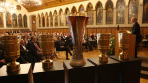 Ehrung für die eintracht-legende karl-heinz „charly“ körbel