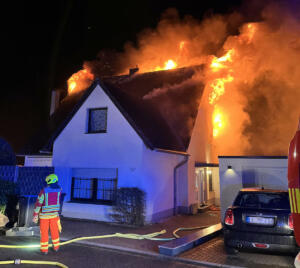 Mehrfamilienhaus nach feuer unbewohnbar