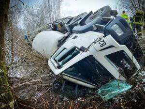 Betonmischer stürzt böschung hinab – feuerwehr rettet insassen in letzter minute!