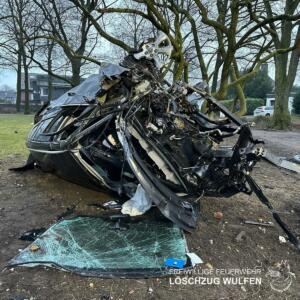 Opel prallt gegen denkmal und überschlägt sich