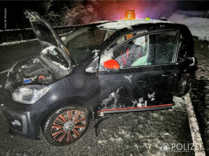 Polizeiwagen kracht auf glatter straße in gegenverkehr Polizeiwagen kracht auf glatter straße in gegenverkehr