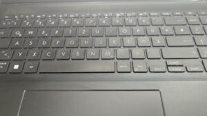 Notebook-tastatur reinigen: schritt-für-schritt-anleitung und profi-tipps