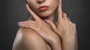 Moderne behandlungen für ein ebenmäßiges hautbild