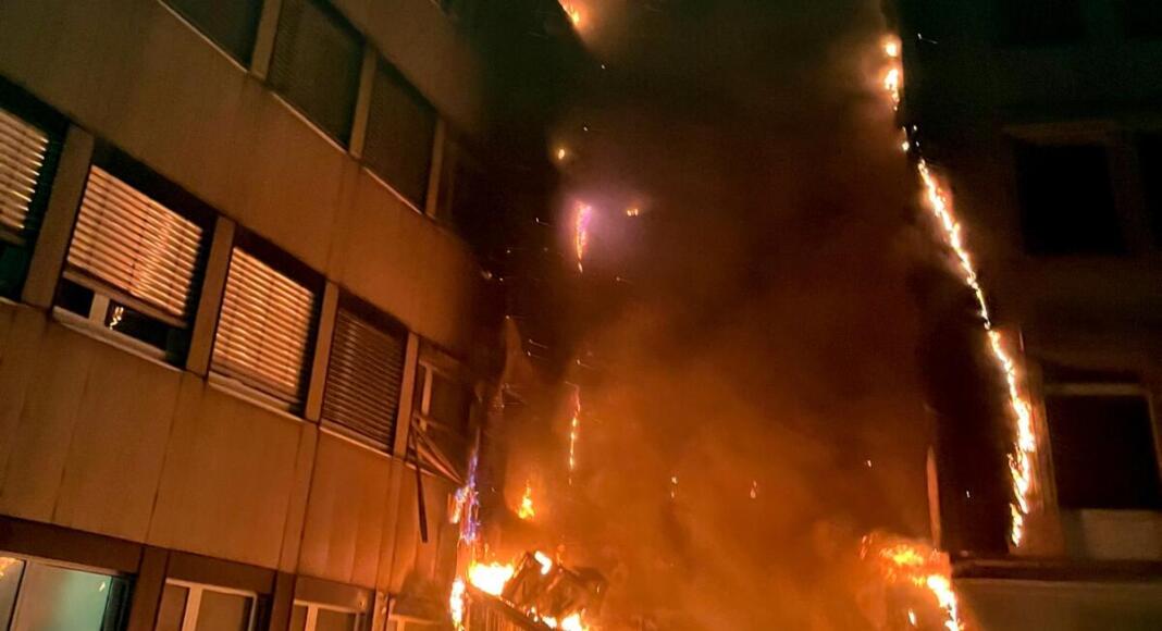 Fassade steht in Flammen; Foto: Feuerwehr Essen Fassade steht in Flammen; Foto: Feuerwehr Essen