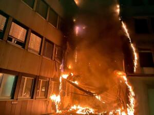 Großeinsatz der feuerwehr bei gebäudebrand Fassade steht in flammen; foto: feuerwehr essen