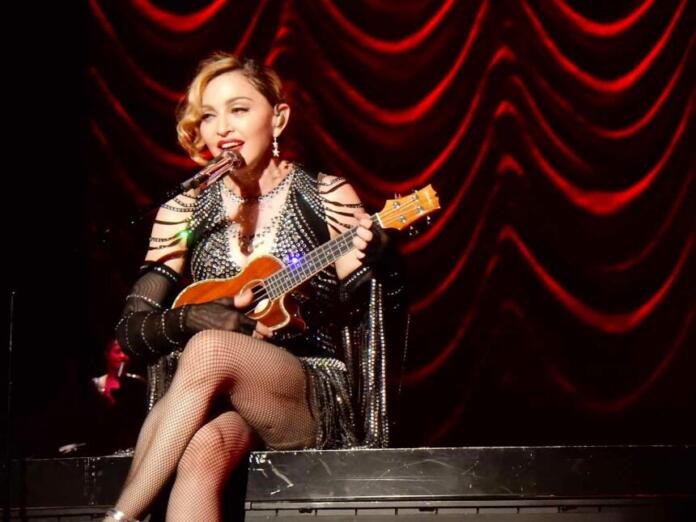 chrisweger (https://commons.wikimedia.org/wiki/File:Madonna_-_Rebel_Heart_Tour_Cologne_2_(22851518577).jpg), „Madonna - Rebel Heart Tour Cologne 2 (22851518577)“, https://creativecommons.org/licenses/by-sa/2.0/legalcode