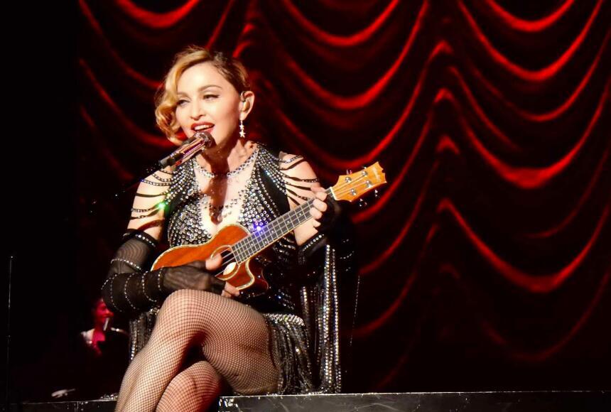 chrisweger (https://commons.wikimedia.org/wiki/File:Madonna_-_Rebel_Heart_Tour_Cologne_2_(22851518577).jpg), „Madonna - Rebel Heart Tour Cologne 2 (22851518577)“, https://creativecommons.org/licenses/by-sa/2.0/legalcode