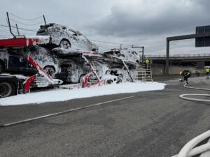 Autotransporter fängt auf a3 am flughafen frankfurt feuer Autotransporter fängt auf a3 am flughafen frankfurt feuer