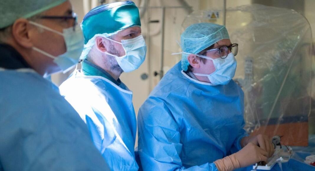 Univ.-Prof. Dr. Dr. Philipp Lurz (ganz rechts im Bild) hat erfolgreich mit seinen Kolleg:innen Dr. Theresa Gößler, Dr. Tobias Ruf, Univ.-Prof. Dr. Ralph Stephan von Bardeleben und anderen als erstes Team weltweit das neu zugelassene Transkatheter-Mitralklappenersatzsystem SAPIEN M3 implantiert;