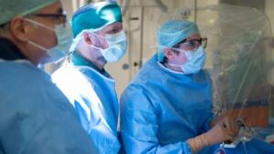 Weltpremiere in der kardiologie der universitätsmedizin mainz Univ. -prof. Dr. Dr. Philipp lurz (ganz rechts im bild) hat erfolgreich mit seinen kolleg:innen dr. Theresa gößler, dr. Tobias ruf, univ. -prof. Dr. Ralph stephan von bardeleben und anderen als erstes team weltweit das neu zugelassene transkatheter-mitralklappenersatzsystem sapien m3 implantiert;